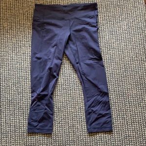 Navy ¾ cropped lulu leggings